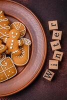 schön köstlich Süss Winter Weihnachten Lebkuchen Kekse auf ein Bronze- texturiert Hintergrund foto