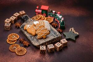 schön köstlich Süss Winter Weihnachten Lebkuchen Kekse auf ein Bronze- texturiert Hintergrund foto