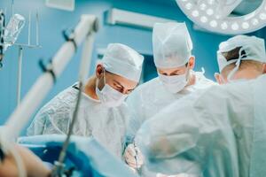 ein höchst qualifiziert Mannschaft von Chirurgen führt aus ein Komplex Betrieb zu entfernen ein Bauchspeicheldrüse Zyste mit medizinisch Instrumente foto