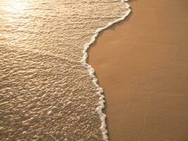 Wasser und Sand beim das Strand im Sonnenuntergang Zeit foto