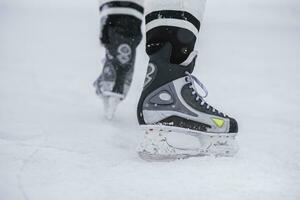 Eishockey Rollschuhe Nahansicht während ein Spiel auf Eis foto