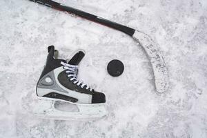 Dinge sind ein Eishockey Spieler auf das Eis foto