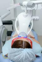 das geduldig erfährt ein Verfahren zum Zähne Bleaching mit ein ultraviolett Lampe foto
