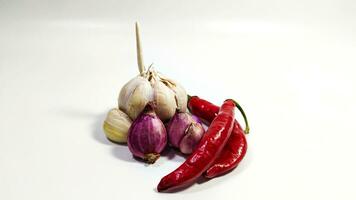Küche Gewürze rot und Weiß Zwiebeln entlang mit groß frisch rot Chilischoten foto