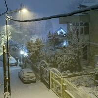 schneebedeckt Nacht Std unser Straße Aussicht von das Balkon foto