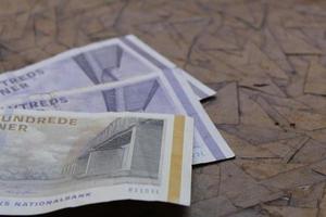 gestapelte dänische Banknoten unterschiedlicher Stückelung auf dem braunen Tisch foto