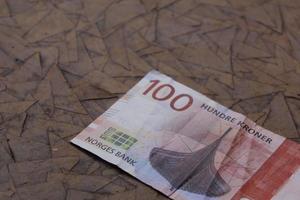 norwegische Banknote von 100 Kronen auf der braunen Oberfläche foto
