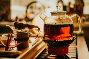 schwarz Tee gebraut im ein transparent Teekanne ist auf das Tabelle im ein Cafe foto