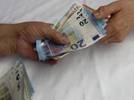 Fotografie für Wirtschafts- und Finanzthemen mit europäischem Geld foto