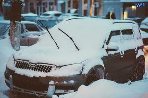 Autos sind geparkt entlang das Straßen bedeckt im Schnee foto