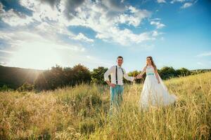 das Braut und Bräutigam sind fotografiert auf das Natur foto
