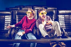 Kerl und Mädchen 3d Brille sind sehr besorgt während Aufpassen ein Film im ein Kino foto