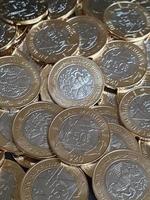 Haufen mexikanischer Münzen von zwanzig Pesos, Hintergrund und Textur, Wirtschaft und Geschäft mit mexikanischem Geld foto