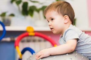 wenig Baby Theaterstücke mit ein Fitball im das Fitnessstudio foto