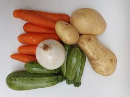 Vielfalt an frischem Gemüse natürlichen Ursprungs zur Zubereitung vegetarischer Speisen foto