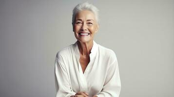 ai generiert glücklich Senior Frau auf das minimalistisch Hintergrund foto