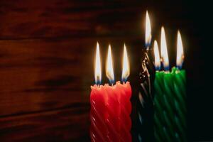 glücklich Kwanzaa. afrikanisch amerikanisch Urlaub. Sieben Verbrennung Kerzen, Rot, schwarz und Grün, im Kinara Leuchter. foto