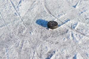 Eishockey Puck Lügen auf das Eis im das Stadion foto