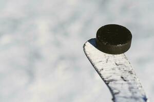 Nahansicht von Stöcke und Pucks im das Stadion foto