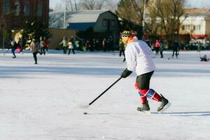 das Mann Theaterstücke Eishockey auf das Eisbahn foto