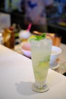 Glas köstlicher Mojito-Cocktail auf dem Tisch
