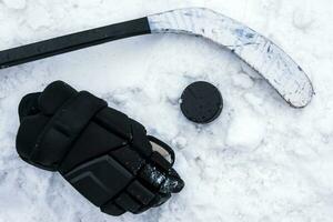 Eishockey Spieler Lügen auf das Schnee beim das Stadion foto