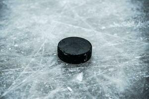 Eishockey Puck Lügen auf das Schnee Nahansicht foto