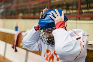 Eishockey Spieler dauerte halt von seine Kopf und war sehr verärgert Das seine Mannschaft erzielte ein Tor foto