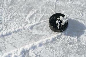 Eishockey Puck Lügen auf das Eis im das Stadion foto