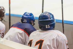 Eishockey Spieler sitzen auf das Bank während das Spiel foto