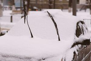 Autos sind geparkt entlang das Straßen bedeckt im Schnee foto