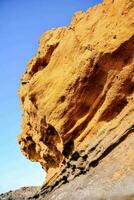 ein groß Felsen Formation mit Orange Felsen foto