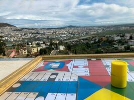 abspielen Parchis auf ein Landschaft Szene foto