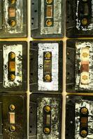 ein Sammlung von alt Kassette Bänder foto