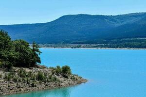 ein See umgeben durch Bäume und Berge foto