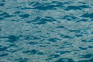 das Oberfläche von das Wasser ist Blau und klar foto