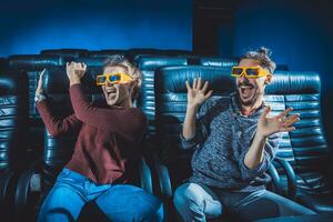 Kerl und Mädchen 3d Brille sind sehr besorgt während Aufpassen ein Film im ein Kino foto