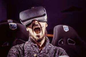 Mann im virtuell Brille ist Aufpassen ein Film im 5d im ein Kino foto