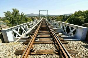 Eisenbahnbrücke über den Fluss foto