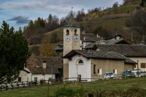 Italienisch Dorf im das Alpen foto