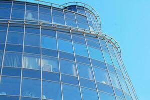 strukturell Glas Mauer reflektieren Blau Himmel. abstrakt modern die Architektur Fragment foto