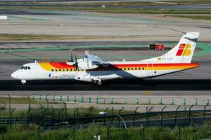 iberia Fluggesellschaften Passagier Flugzeug beim Flughafen. Zeitplan Flug Reise. Luftfahrt und Flugzeug. Luft Transport. global International Transport. fliegen und fliegend. foto