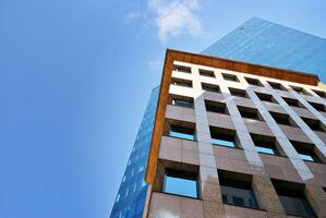 strukturell Glas Mauer reflektieren Blau Himmel. abstrakt modern die Architektur Fragment. foto