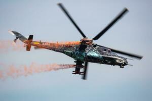 ohne Titel Militär- Hubschrauber beim Luft Base. Luft Macht und Heer Flug Transport. Luftfahrt und Drehflügler. Transport und Luftbrücke. Militär- Industrie. foto