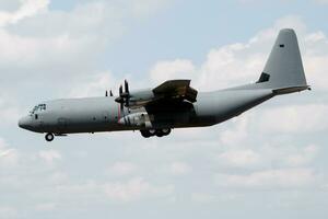 ohne Titel Militär- Transport Flugzeug beim Luft Base. Flughafen und Flugplatz. Luft Macht und Heer Flug Betrieb. Luftfahrt und Flugzeug. Luft Aufzug. Militär- Industrie. fliegen und fliegend. foto