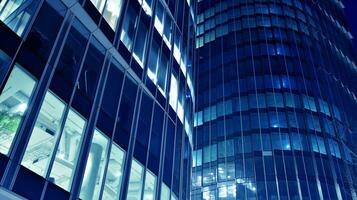Muster von Büro Gebäude Fenster beleuchtet beim Nacht. Glas die Architektur , Unternehmen Gebäude beim Nacht - - Geschäft Konzept. Blau Grafik Filter. foto