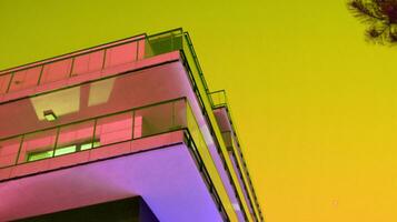 Nacht die Architektur - - Gebäude mit Glas Fassade. modern Gebäude im Geschäft Bezirk. Konzept von Wirtschaft, finanziell. Foto von kommerziell Büro Gebäude Außen. abstrakt Bild von Büro Gebäude