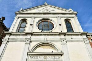 ein alt Weiß Kirche im Venedig foto