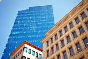 strukturell Glas Mauer reflektieren Blau Himmel. abstrakt modern die Architektur Fragment foto