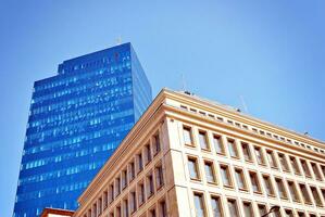 strukturell Glas Mauer reflektieren Blau Himmel. abstrakt modern die Architektur Fragment foto